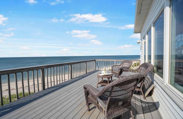 Queen Vic Beach House: 5 Mins to Vineyards & Farms