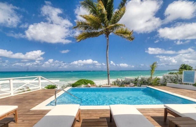 Queens 3-Beachfront Villa - Swimming pool, staff