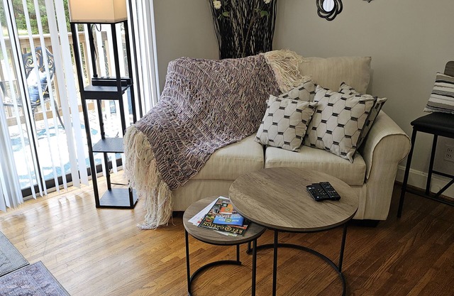 Quiet 1-bedroom apartment 5 miles to Greenville or Greer SC. City/country combo