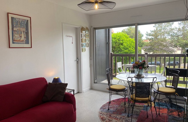 Quiet 1-Bedroom Apartment with Balcony and Garden View Near Beach