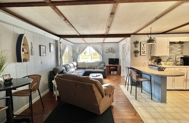Quiet 2-bedroom cabin on Toronto Lake