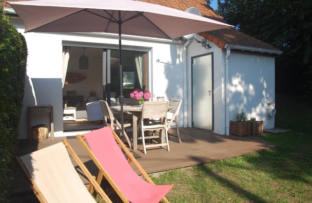 Quiet 2-bedroom garden house 2 steps from center and beach.