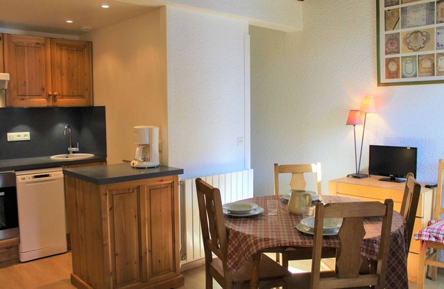 Quiet 2-room apartment, mezzanine, sleeps 6, near slopes and shops