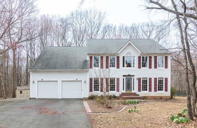 Quiet 2-Story Home | Garden View & Large Kitchen