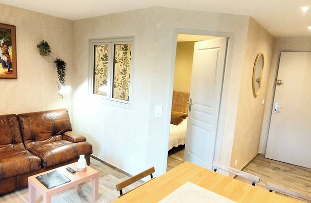 Quiet air-conditioned apartment 10 minutes' walk from the beaches and shops