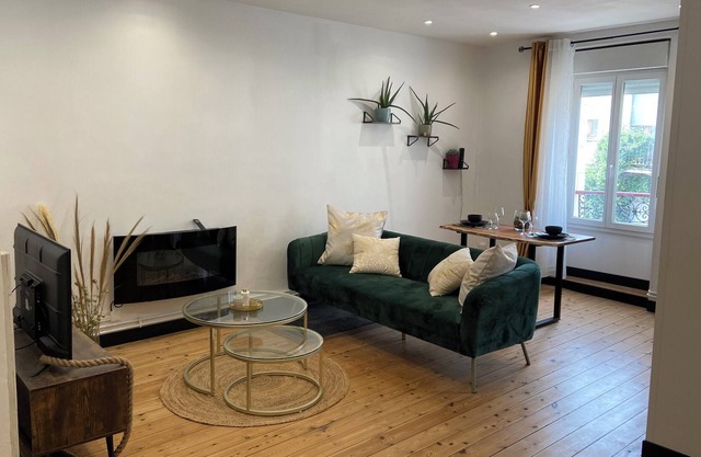 Quiet and bright 52 m² apartment in Bordeaux.