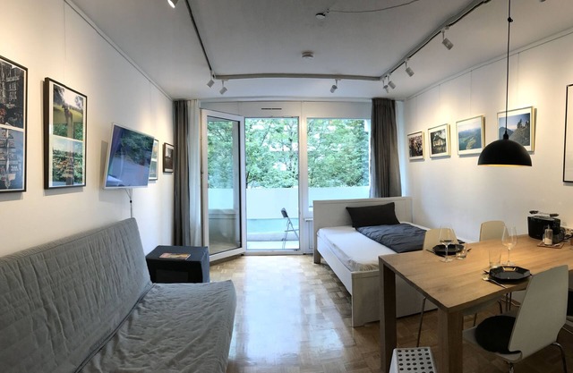Quiet apartment in lively Schwabing