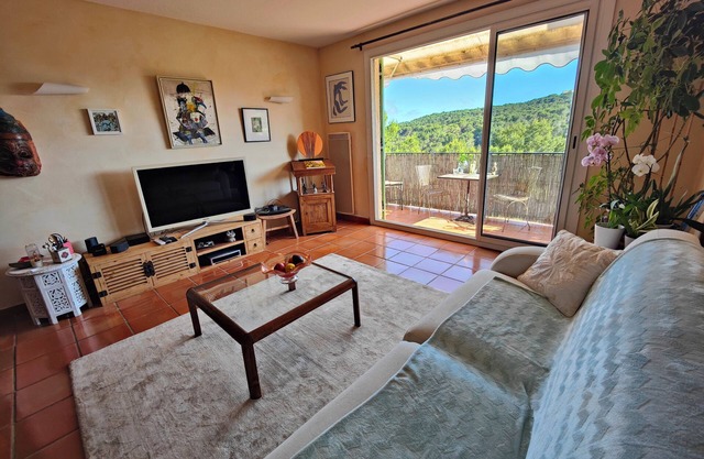 Quiet, bright duplex apartment in a green setting