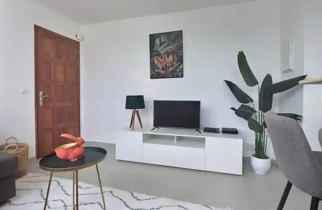 Quiet Capri beach apartment.