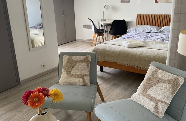 Quiet, cheerful and sunny studio in centre with lift and air conditioning