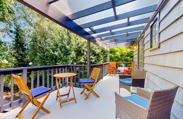 Quiet city escape with patio and gas grill, close to parks, shops and resturants