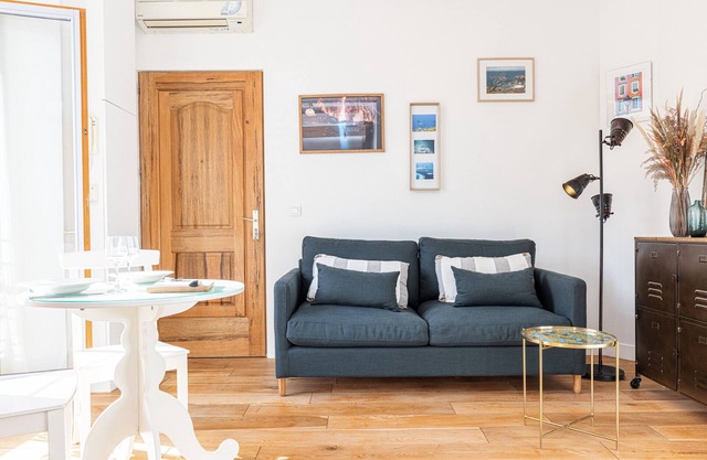 Quiet & Cosy 1 Bdr Downtown – AC & Parking