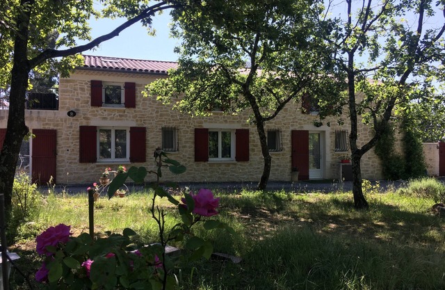 Quiet country house with swimming pool, ideal location.
