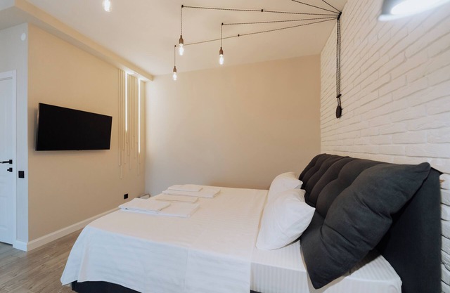 Quiet & Cozy 1BR Steps from Shopping Mall