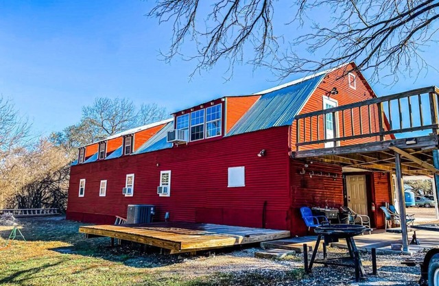 Quiet Crystal Creek Ranch Bunkhouse with large private pond
