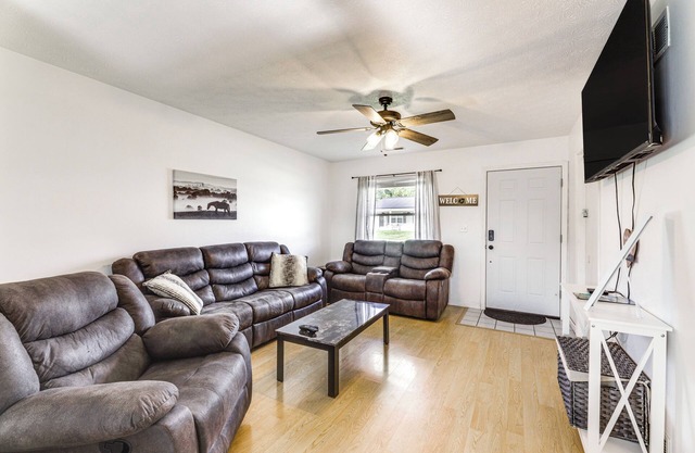 Quiet Dry Ridge Home w/Yard - Near Ark Encounter!