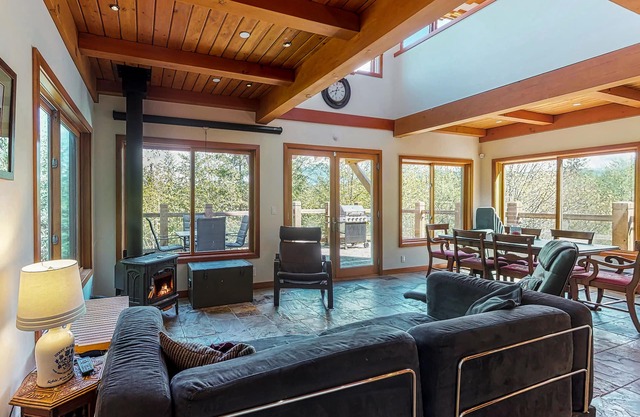 Quiet, family friendly home w/WiFi, large deck, & full kitchen - Dogs are OK