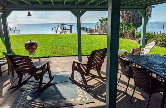Quiet Family Kept Waterfront Bayhouse With Great Fishing Pier