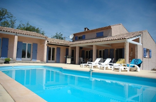 Quiet villa with pool