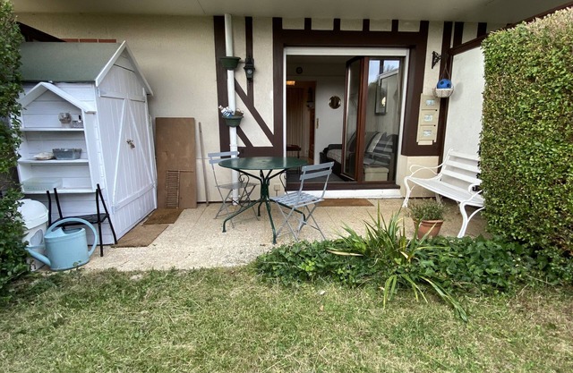 Quiet garden level, in Normandy residence, on the heights of Trouville￼