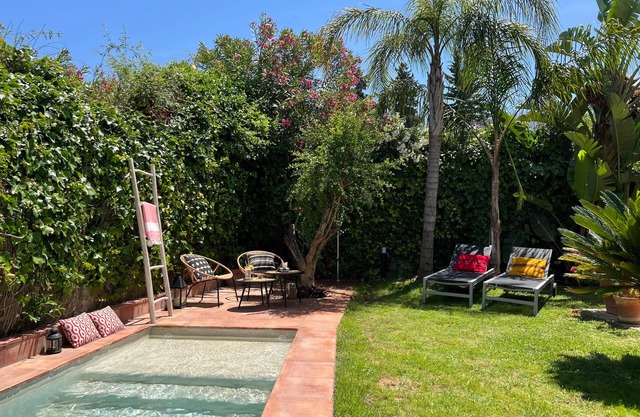 Quiet, green with a wonderful porche and garden, near beach