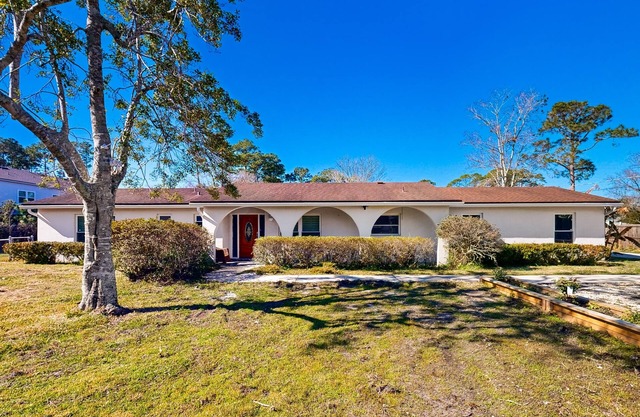 Quiet home on a cul-de-sac with screened patio, W/D, & central AC