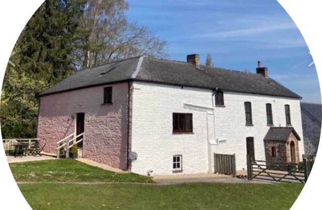 Quiet location, 4 bedroom, 4 bath, barn, six miles Brecon. Dog friendly.