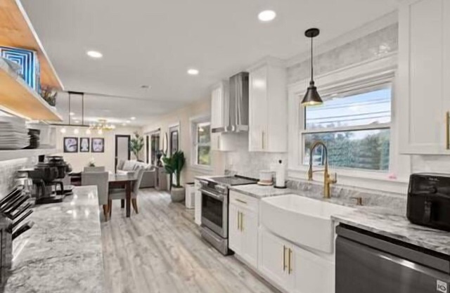 Quiet Luxury Home - Modern - King - 20 Min from DC