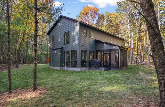 Quiet modern cabin on a small lake in the woods