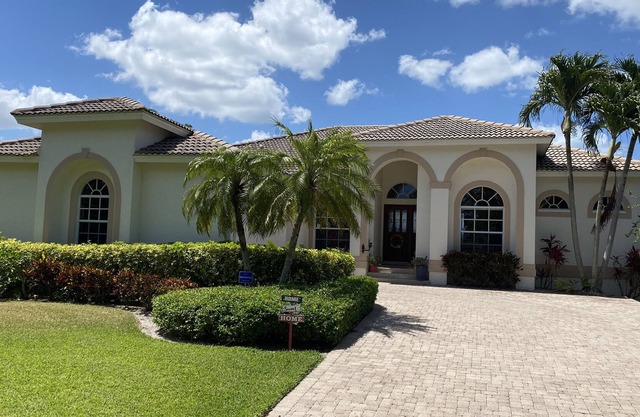 Quiet Old Naples waterfront house with dock Walk or bike to town