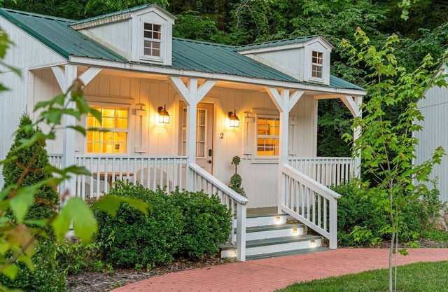 Quiet Ozarks Cottage for Two | Peaceful Porch + Forest Views