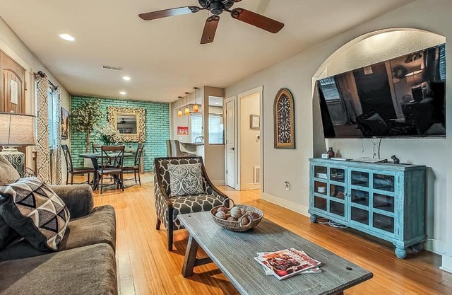Quiet Plaza Two bedroom 2 Bathroom