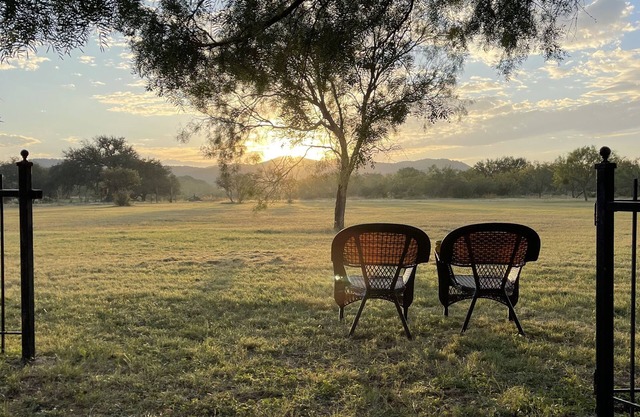 Quiet, relaxing getaway on the outskirts of heaven.