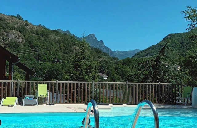 Quiet residence with Ax-les-Thermes swimming pool. Pets allowed