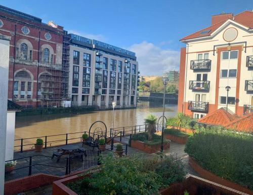 Quiet riverside apartment with views and parking- Hopewell