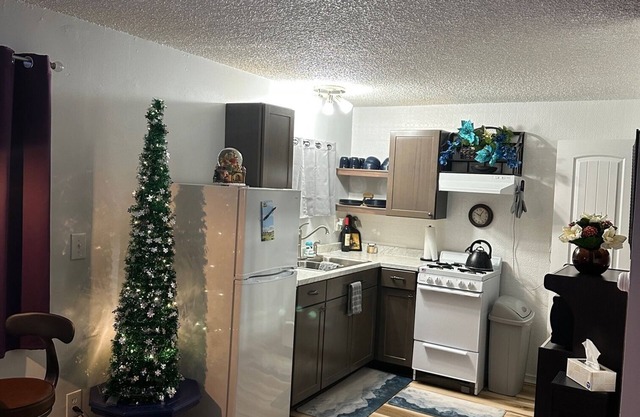 Quiet, safe neighborhood. Minutes to airport/downtown. Military discounts.