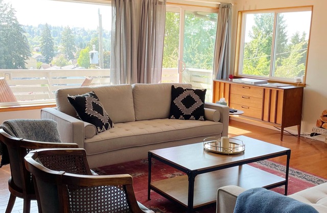 Quiet & Spacious Mid-Century Modern Retreat in West Seattle. Pet friendly!