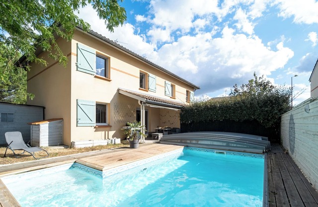 Quiet swimming pool & bbq villa accessible by public transportation in Toulouse