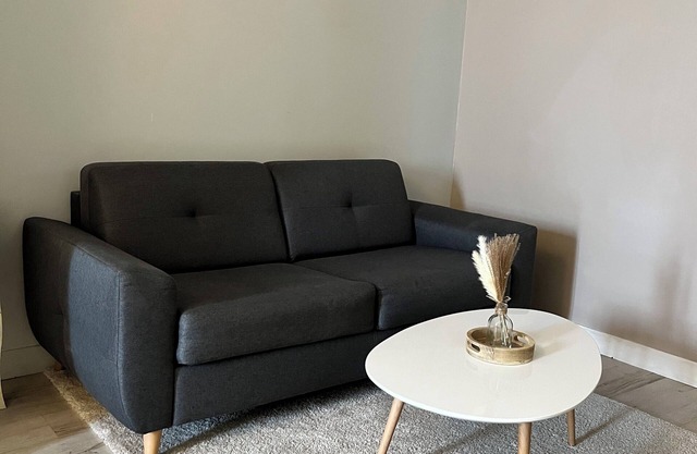 Quiet town house - sleeps 8 - pets welcome - 10 min from circuit