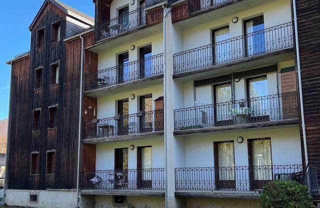 Quiet T3 apartment in wooded park, 10 minutes from the spa, near town center