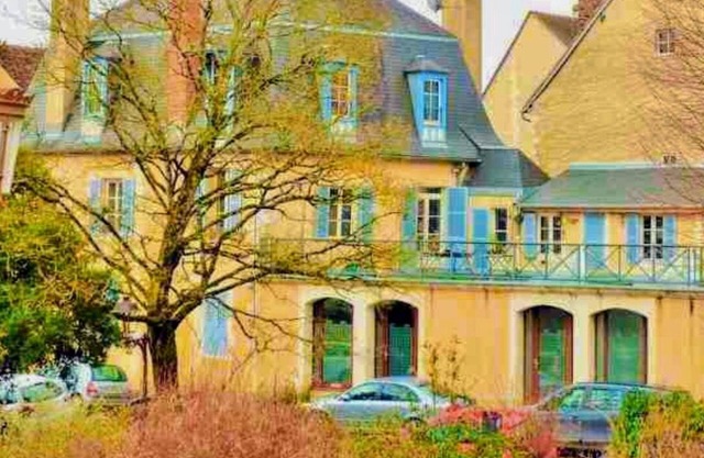 Quiet town center, terrace and pool table, parking nearby