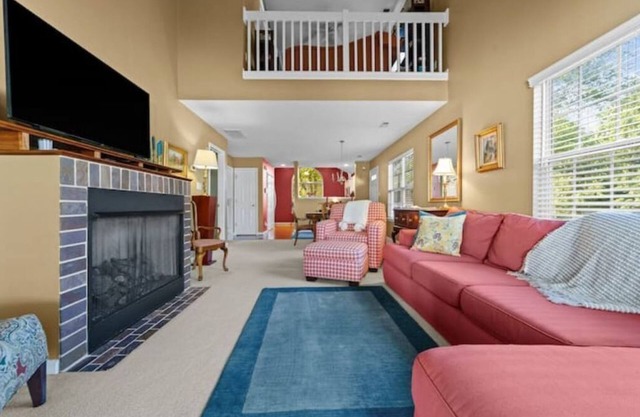 Quiet Townhouse near the airport and beltline