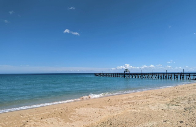 Quiet townhouse on the front shore, nearby restaurants & shops, 10m from the sea