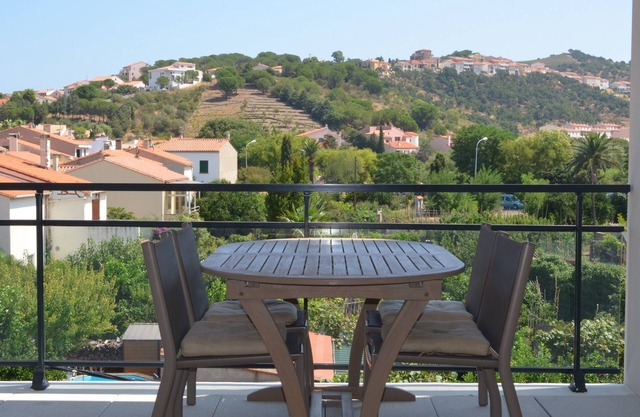 Quiet, unoverlooked apartment 7 minutes' walk from the beach