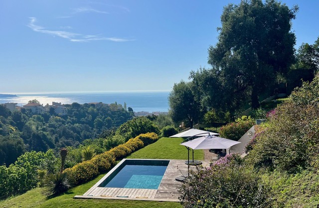 QUIET VILLA, SEA VIEW, LARGE GARDEN, HEATED POOL