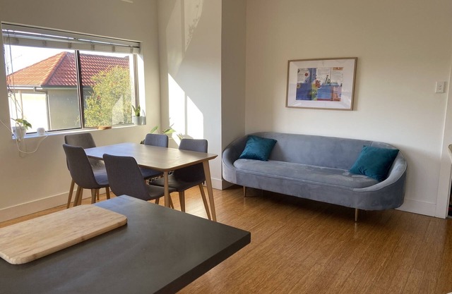 Quiet With Views on Trees, 3 Dedicated Working Spaces, Steps From Lightrail