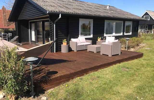 Quietly located holiday home close to the sea