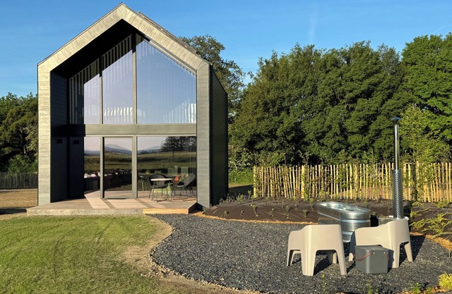 Quietly located lodge for 2 with a shared pool