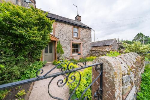 Quince Cottage - Cosy Country Cottage
