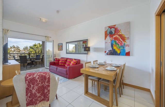 Quinta da Barracuda Upper Floor Stylish 1-bed Apartment 200 metres from Beach